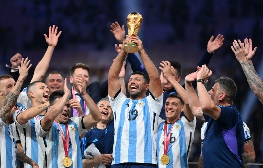 El Kun Agüero también tuvo la chance de levantar el trofeo de campeón mundial que conquistó Argentina en Qatar 2022. (Getty Images).