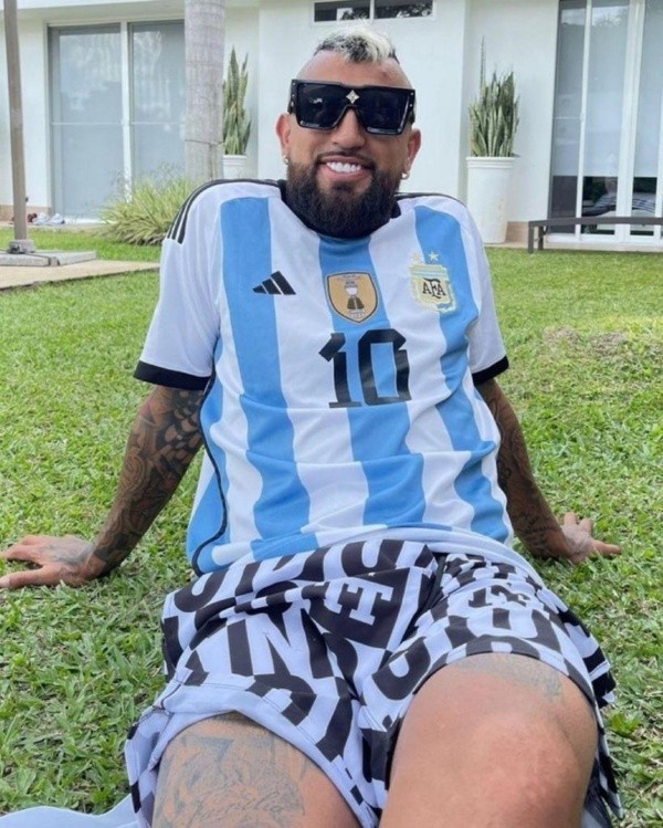 Vidal con la polera que le dio Messi (Instagram)