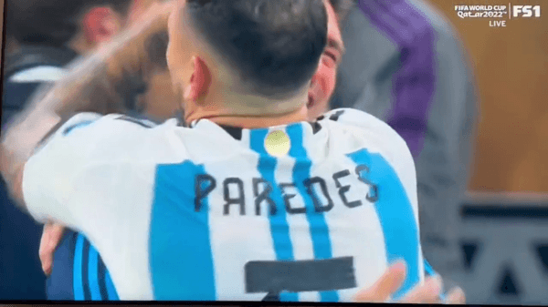 El abrazo de Leandro Paredes con Lionel Scaloni tras la consagración de Argentina en el Mundial de Qatar 2022. (Captura).