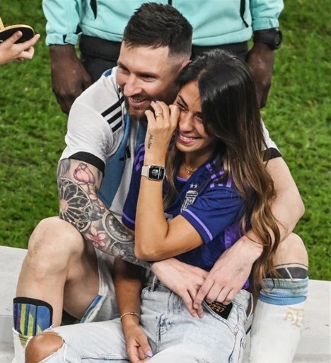 Antonella Rocuzzo junto a Lionel Messi en la final de Qatar 2022 / Getty Images