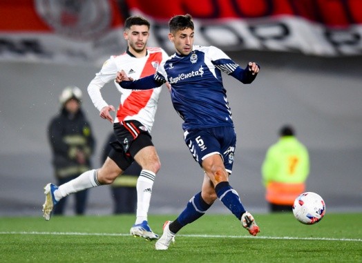 Emanuel Cecchini en acción ante River Plate por Gimnasia y Esgrima de La Plata, donde jugó 41 partidos en casi dos años. (Getty Images).
