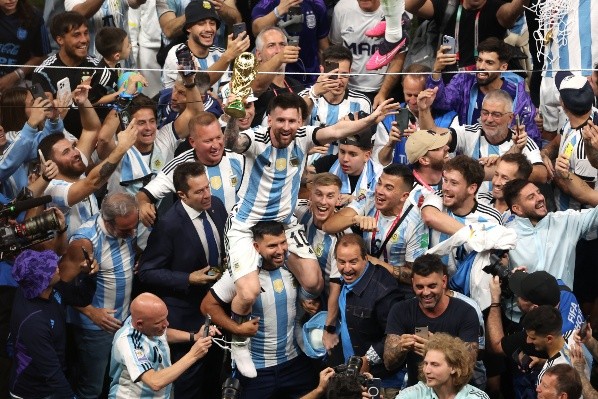 Agüero lleva en andas a Messi en la celebración de Argentina (Getty)