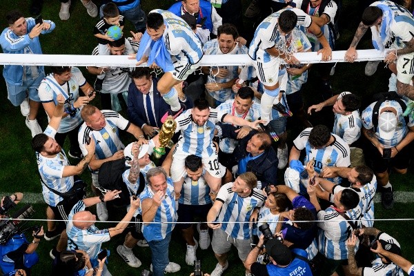 Messi en andas con la copa del mundo en su mano (Getty)