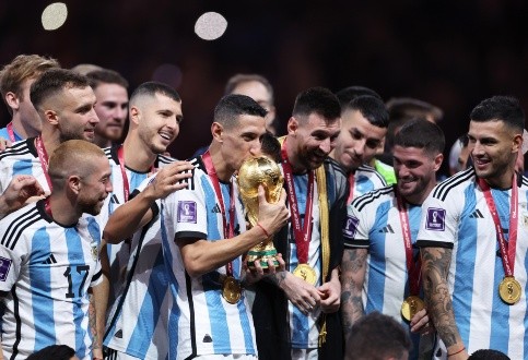 Ángel di María besa el trofeo de campeón del mundo que Argentina se quedó en Qatar 2022. (Getty Images).