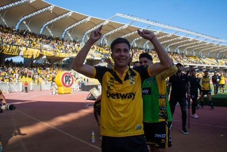 Cristopher Barrera celebra la permanencia de Coquimbo Unido en primera división. Su último partido en los Piratas fue ante su nuevo club, Curicó Unido. (Agencia Uno).