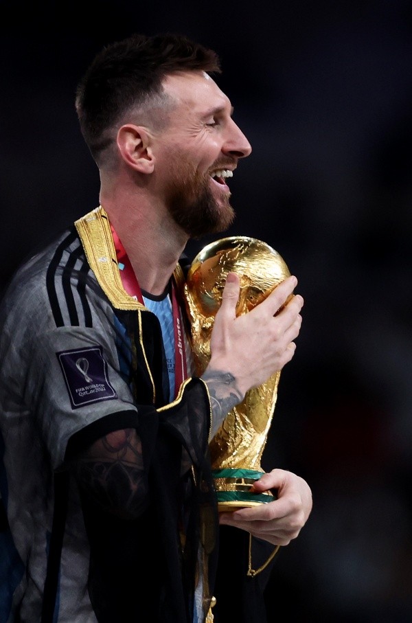 Messi con la copa y el bisht tras la final de Qatar 2022 (Getty)