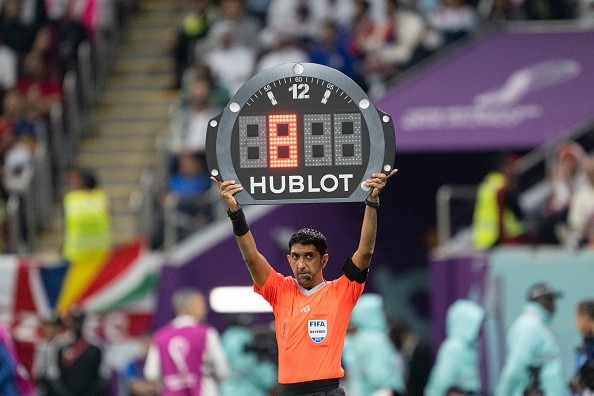 Esta imagen del cuarto árbitro con un tiempo adicional elevadísimo fue habitual en el Mundial de Qatar 2022. | Foto: Getty Images.