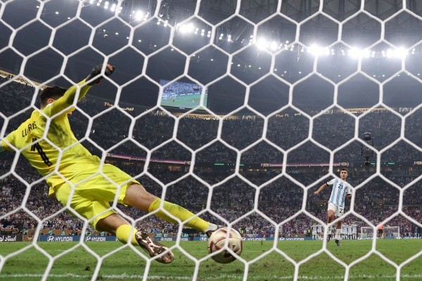 Lloris optó por ir a su palo izquierdo, mientras que el penal de Dybala fue al centro. | Foto: Getty Images.