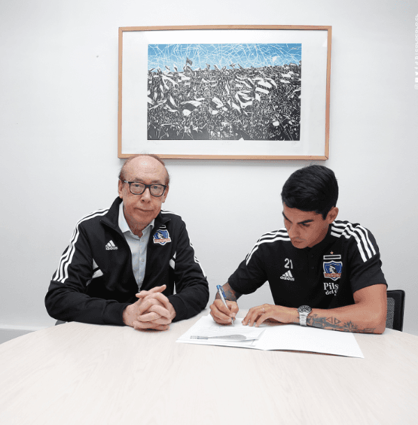 Erick Wiemberg firmó su contrato con Colo Colo. (Prensa Colo Colo).