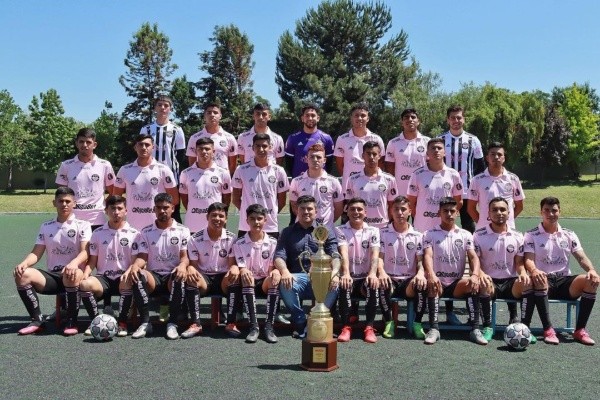 Santiago City fue el flamante campeón de la Tercera B en la temporada 2022, ganándose así su ascenso a la cuarta categoría de nuestro fútbol chileno. | Foto: Instagram Santiago City.