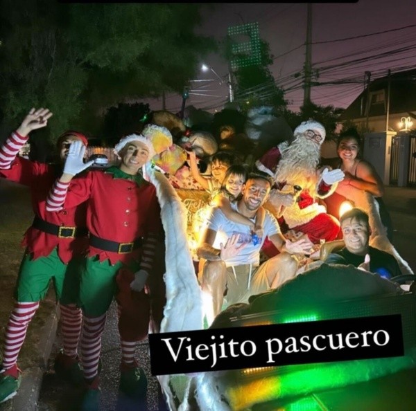 Mauricio Isla en una entretenida foto con su familia.