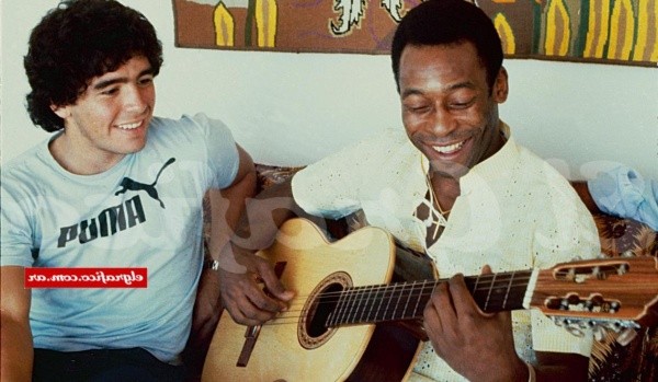 La producción de la revista El Gráfico hizo que Maradona conociera a Pelé en 1979, en la mismísima casa de O Rei en Río de Janeiro. La cara de Diego lo dice todo. Es que estaba al frente de su ídolo. | Foto: El Gráfico.