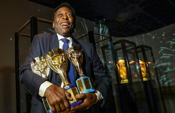 Pelé es el único jugador en ganar tres veces la Copa del Mundo de la FIFA. | Foto: Archivo.