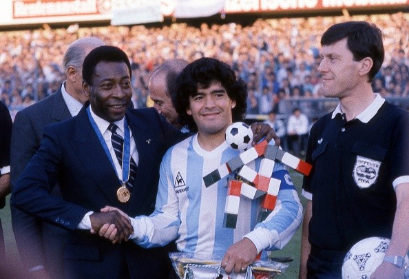 Pelé y Maradona compartieron en varios eventos de la FIFA. Acá por ejemplo en la previa del Mundial de Italia 1990. | Foto: Getty Images.
