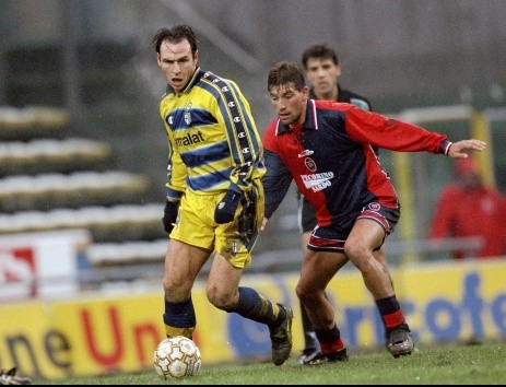 Fabián O&#039;Neill (de rojo y azul) lucha la pelota con el francés Alain Boghossian en un partido entre el Cagliari y el Parma (Getty Images).
