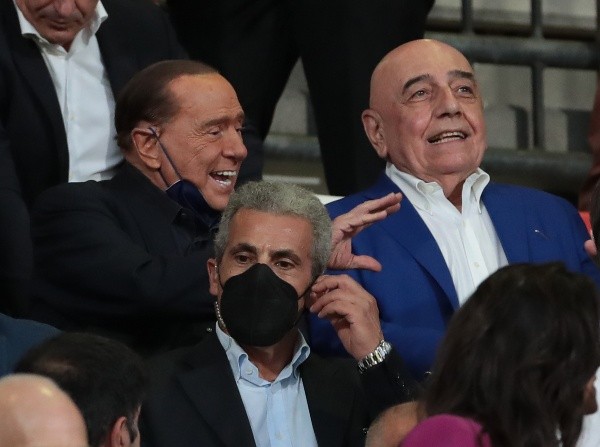 Silvio Berlusconi (de negro) y Adriano Galliani (director deportivo del AC Monza) presencian un duelo ante el Torino por la Serie A de Italia. (Getty Images 2022).