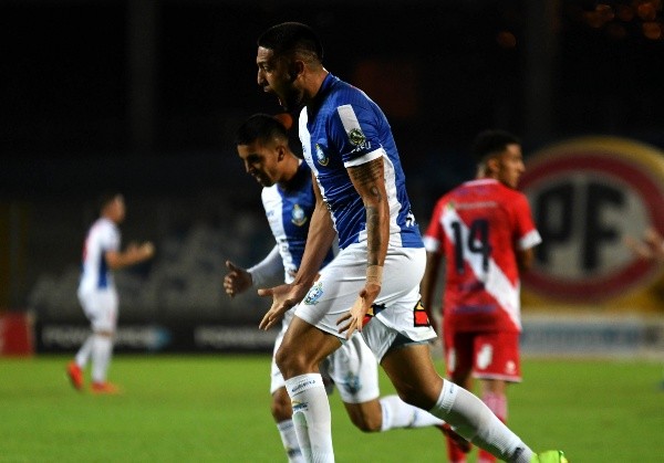 Tobías Figueroa celebra un gol que le marcó con Deportes Antofagasta a Curicó Unido, su nuevo club. (Agencia Uno).