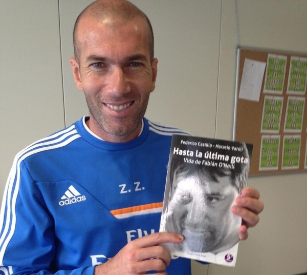 Zinedine Zidane posa con el libro &quot;Hasta la última gota&quot;, la biografía del talentoso centrocampista uruguayo Fabián O&#039;Neill, quien falleció este 25 de diciembre de 2022. (Captura).