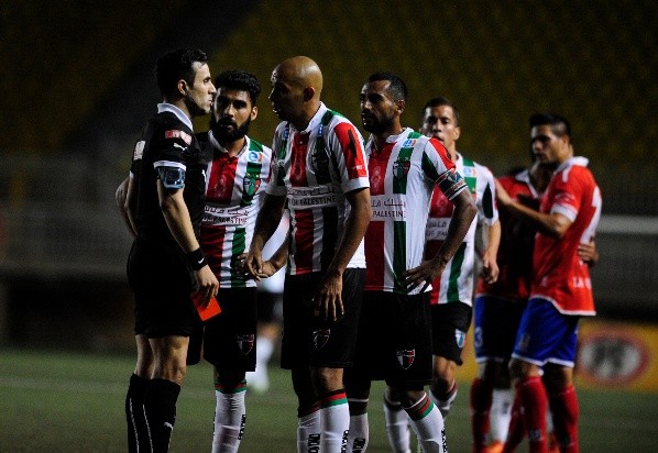 El partido entre Palestino y Unión La Calera tuvo de todo. Incluso, una empanada desde las tribunas. Foto: Agencia Uno