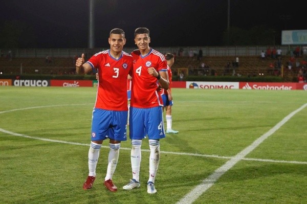 Tomás Avilés posa con Bastián Roco al cabo de un amistoso de la Roja Sub 20. (Comunicaciones ANFP).