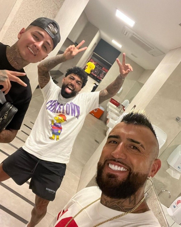 La foto de Vidal junto a sus compañeros de Flamengo (Instagram)