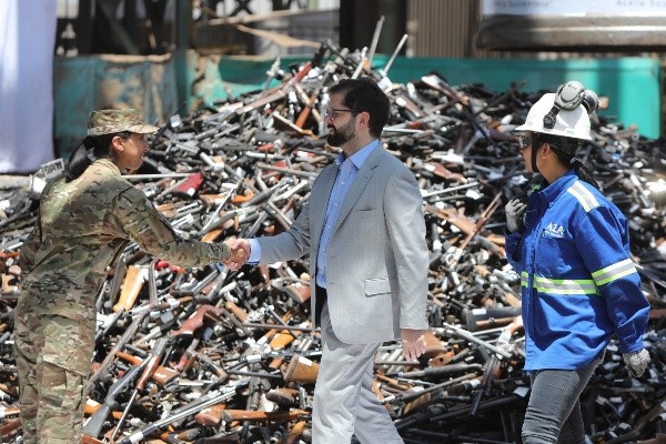 Presidente Boric inspecciona destrucción de 17.590 armas