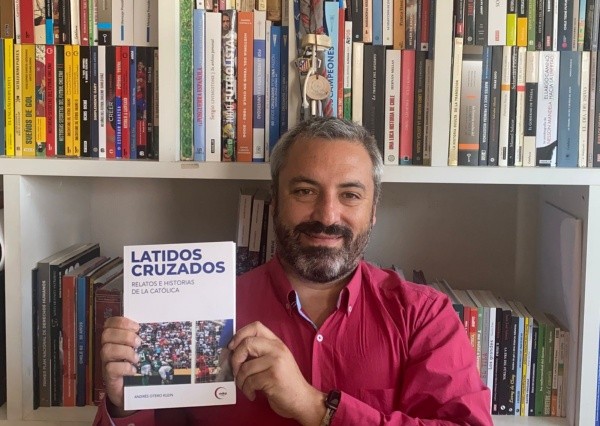 Andrés Otero posa con el libro de su autoría: &quot;Latidos Cruzados&quot;.