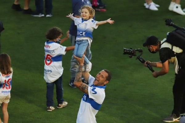 Aued celebra con su hija Charito el tetracampeonato el 2021 (Agencia Uno)