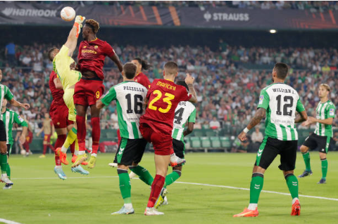 Claudio Bravo y Germán Pezzella en acción por el Betis en un duelo ante la Roma. (Getty Images 2022).