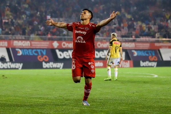 Alexander Aravena celebra uno de los 11 goles que anotó para Ñublense en el Campeonato Nacional 2022. (Agencia Uno).