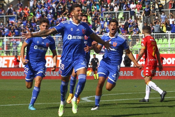 Álvaro Brun festeja el único gol que convirtió en Universidad de Chile. (Agencia Uno).