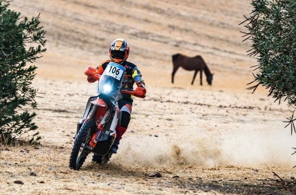 Tomás de Gavardo correrá el rally Dakar con el escudo de Colo Colo en su uniforme. | Foto: Instagram @tomasdegavardo