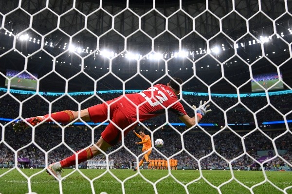 Dibu Martínez atajó el penal de Virgil van Dijk en el Mundial de Qatar 2022. | Foto: Getty
