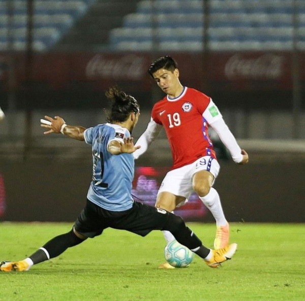 Víctor Dávila jugó su último partido con Chile ante Uruguay. | Foto: Instagram @victordavila07