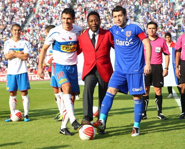 Pelé vibró con los fanáticos del fútbol chileno en 2011. | Foto: Agencia Uno