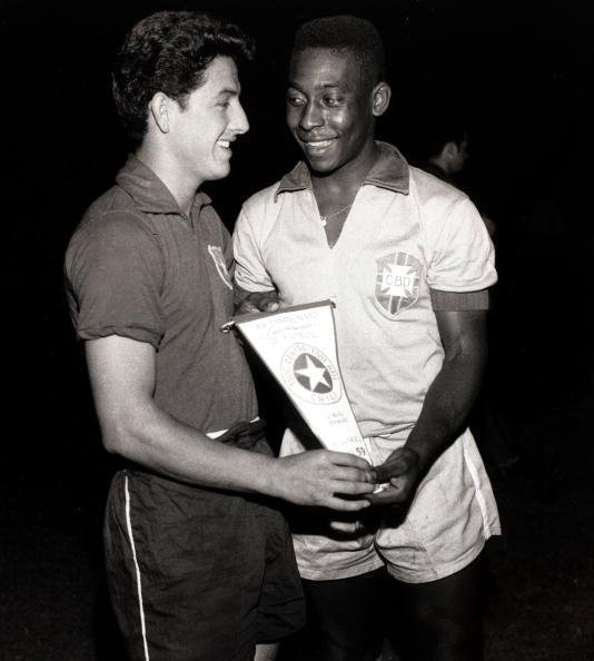 Pelé junto a Leonel Sánchez en un amistoso entre Brasil y Chile. | Foto: Archivo