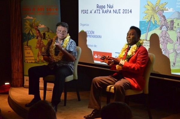 Pelé conoció la Isla de Pascua. En 2014 estuvo junto a Elías Figueroa empapándose de la cultura. | Foto: Archivo