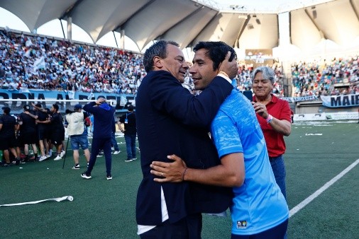 Nicolás Núñez se abraza con Cristian Ogalde, el presidente de Magallanes. (Agencia Uno).