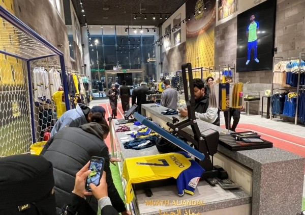 Las tiendas en Arabia Saudita con los hinchas. Foto: @MUATH_ALJANDAL