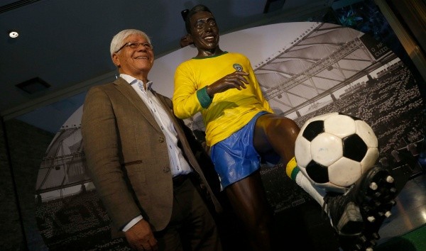 Humberto Cruz junto a una estatua de Pelé. | Foto: Agencia Uno
