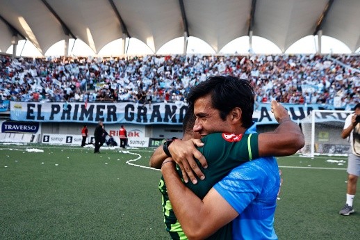 El abrazo de Nicolás Núñez con César Cortés, uno de sus grandes amigos de la vida. (Agencia Uno).