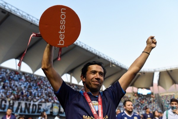 Nicolás Núñez levanta la copa en señal de que Magallanes fue el mejor equipo del Campeonato Ascenso 2022. (Agencia Uno).