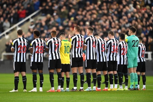 Bruno Guimarães y el equipo titular del Newcastle en el minuto de silencio en memoria de Pelé. (Getty Images).