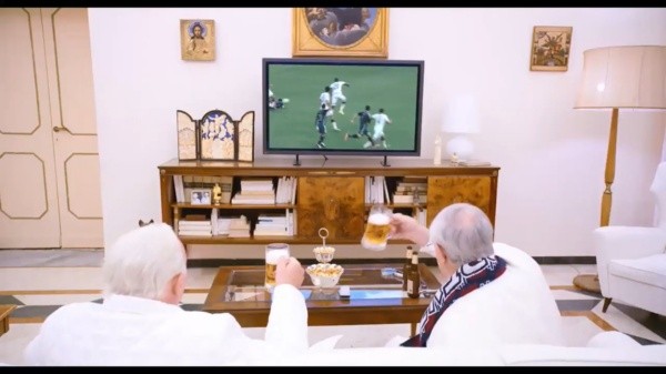Hasta compartiendo una cerveza los Papas vieron la final del Mundial 2014 según la película de Fernando Meirelles (Netflix). | Foto: Captura.