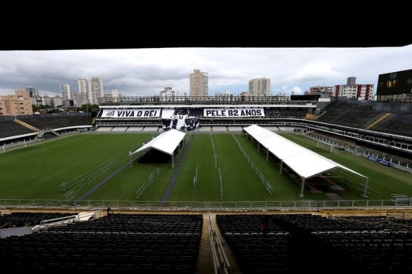 Los preparativos para el funeral de Pelé en el estadio de Santos