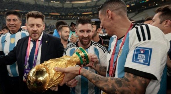 Di María mostrándole a Messi que la copa es falsa