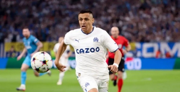 Alexis Sánchez no está contendo jugando solo en delantera y le tiró la oreja al Marsella. Foto: IMAGO