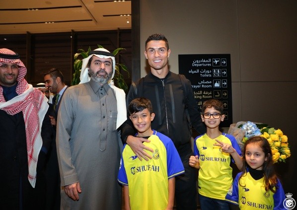 Cristiano Ronaldo se fotografió con los presentes y ya vive sus primeras horas como jugador del Al Nassr. Foto: Comunicaciones Al Nassr.