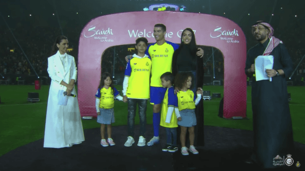 Cristiano Ronaldo y su familia ya reciben el cariño de los hinchas del Al Nassr. Foto: YouTube