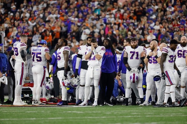 Los jugadores de los Bills miraron impactados como su compañero era literalmente resucitado en la cancha. | Foto: Getty Images.